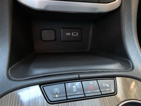 Used 2023 GMC Acadia SLE image 22