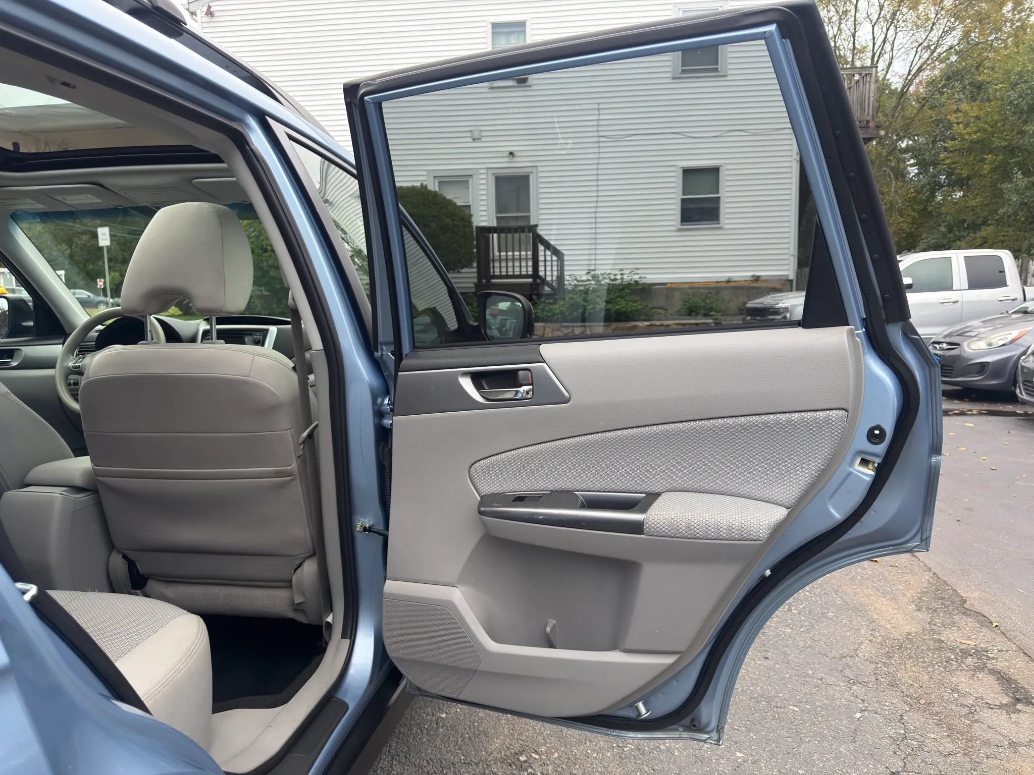 Used 2011 Subaru Forester 2.5X Premium w/ All-Weather Pkg AWD/4WD image 17
