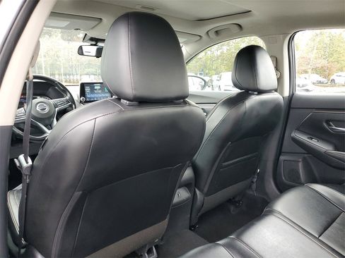 Used 2022 Nissan Sentra SR w/ SR Premium Package image 11