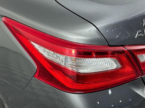 Used 2017 Nissan Altima 2.5 SL w/ Moonroof Package image 35