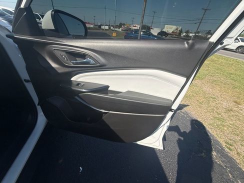 Used 2025 Chevrolet Trax LT w/ Sunroof Package image 22