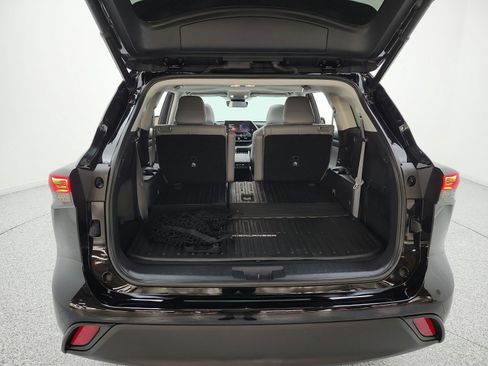 Used 2023 Toyota Highlander XLE AWD/4WD image 21