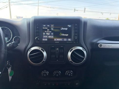 Used 2015 Jeep Wrangler Unlimited Sahara w/ Connectivity Group AWD/4WD image 30