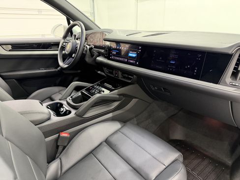 Certified 2024 Porsche Cayenne AWD/4WD image 24