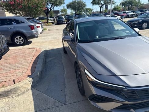 Certified 2024 Hyundai Elantra Limited FWD image 5
