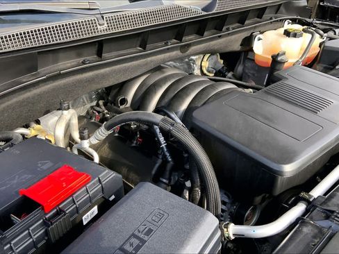 Used 2024 Chevrolet Suburban LT RWD image 32