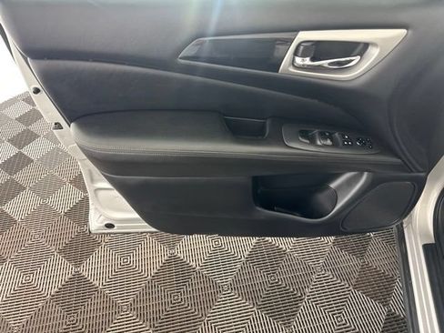 Used 2019 Nissan Pathfinder SV AWD/4WD image 18