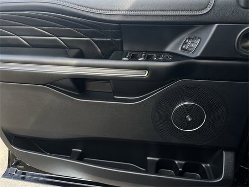 Used 2019 Ford Expedition Platinum image 27