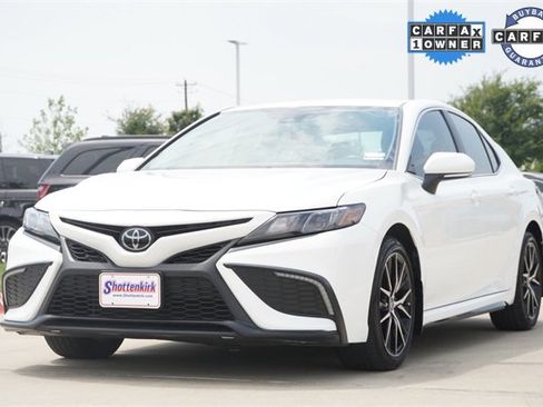 Used 2024 Toyota Camry SE image 3
