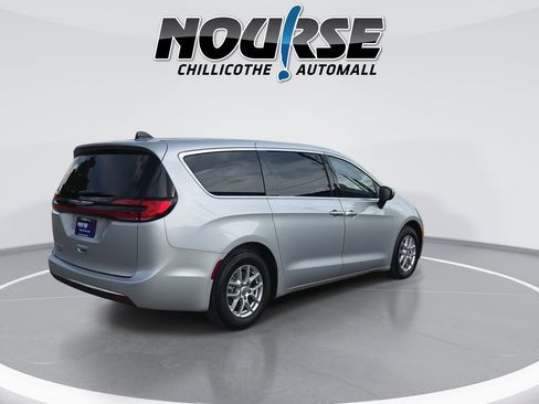 Used 2023 Chrysler Pacifica Touring-L FWD image 8