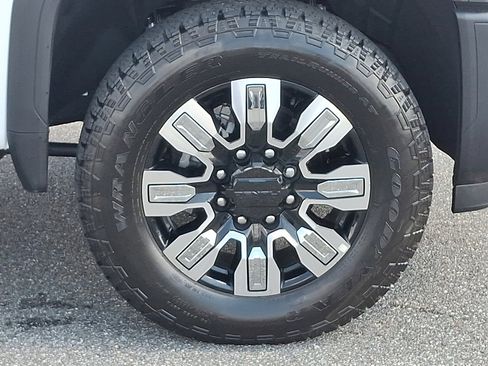 Used 2025 GMC Sierra 3500 Denali image 8