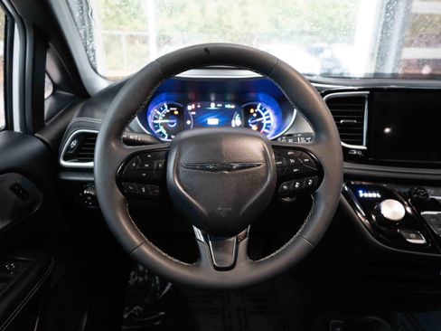 Used 2022 Chrysler Pacifica Touring-L w/ Uconnect Theater Family Group image 21