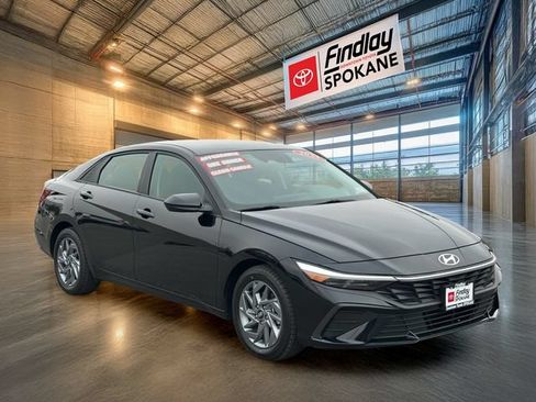 Used 2024 Hyundai Elantra SEL FWD image 2