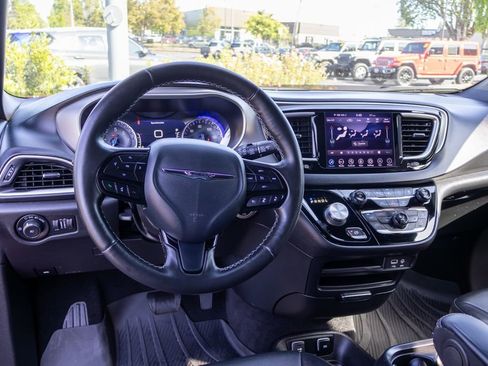 Used 2020 Chrysler Pacifica Touring-L w/ Advanced Safetytec Group AWD/4WD image 16