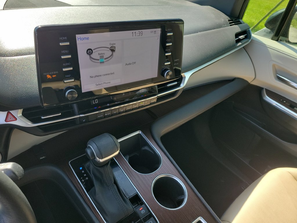 Used 2023 Toyota Sienna XLE FWD image 14