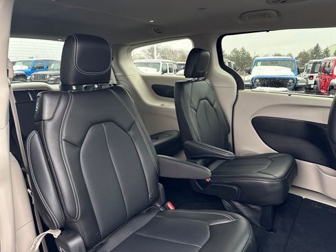 Used 2024 Chrysler Pacifica Touring-L image 10