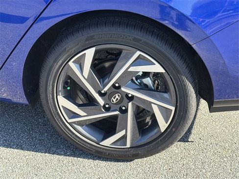 Certified 2025 Hyundai Elantra SEL image 19