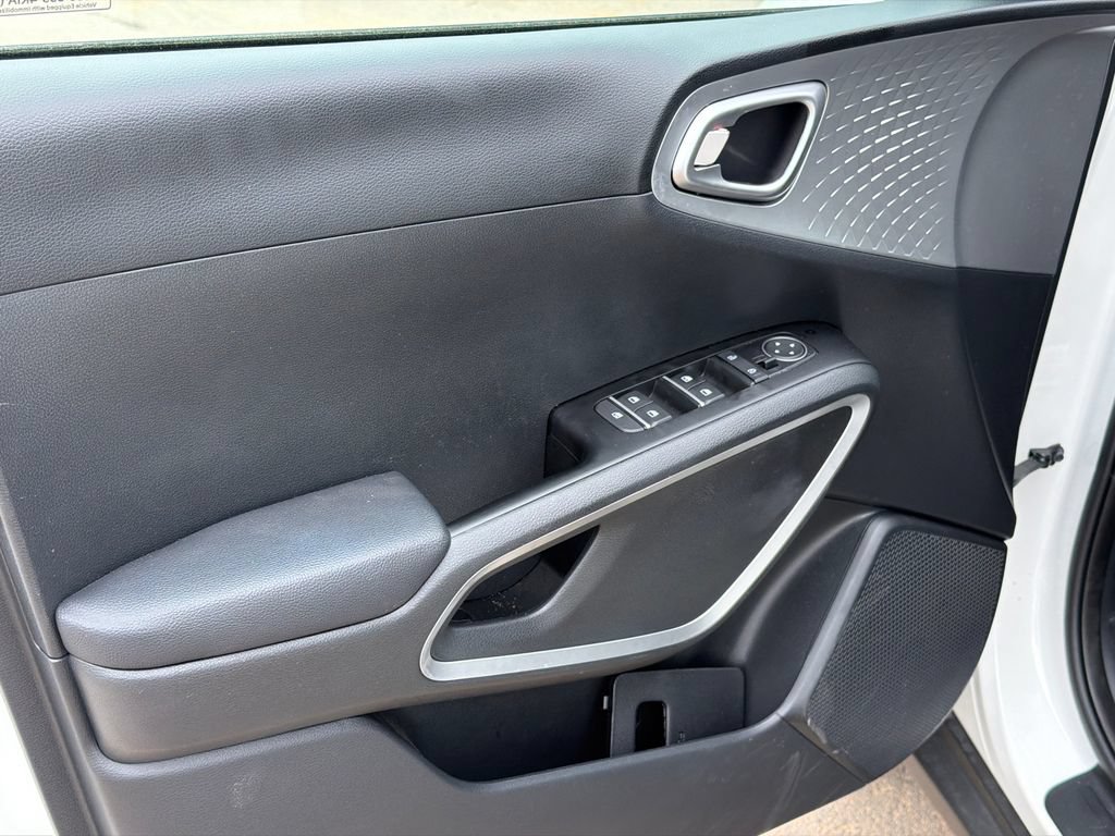 Used 2025 Kia Soul LX w/ LX Technology Package FWD image 10