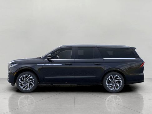 Used 2026 Lincoln Navigator L Reserve AWD/4WD image 4