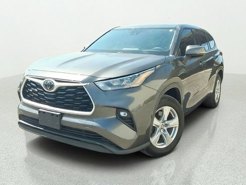Used 2020 Toyota Highlander LE FWD image 3