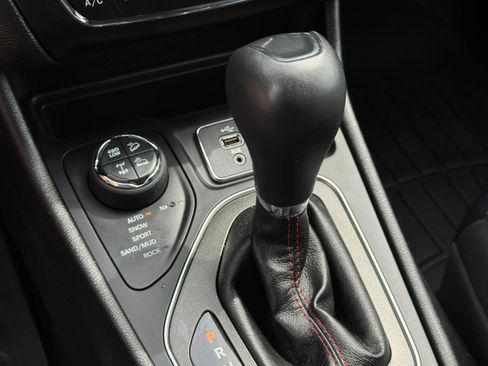 Used 2019 Jeep Cherokee Trailhawk image 18