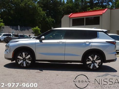 Used 2025 Mitsubishi Outlander SE AWD/4WD image 3