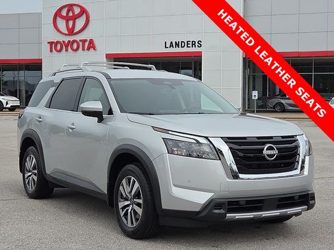 Used 2025 Nissan Pathfinder SL AWD/4WD image 1