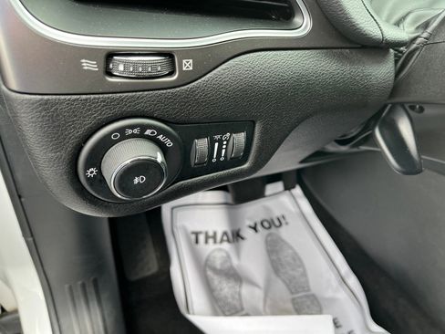 Used 2020 Jeep Cherokee Latitude Plus image 12