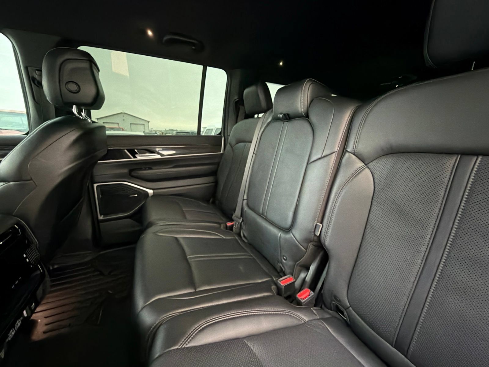 Used 2022 Jeep Wagoneer Series III AWD/4WD image 14