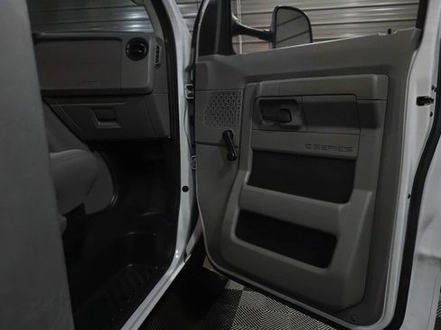 Used 2019 Ford E-450 and Econoline 450 Super Duty image 25