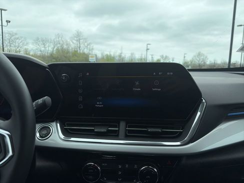 Used 2025 Chevrolet Trax LT w/ LT Convenience Package FWD image 24