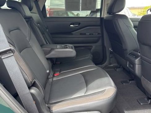 Certified 2024 Nissan Pathfinder SL w/ Black Appearance Package AWD/4WD image 19