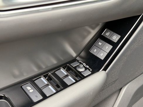 Used 2025 Land Rover Range Rover Velar Dynamic HSE AWD/4WD image 13