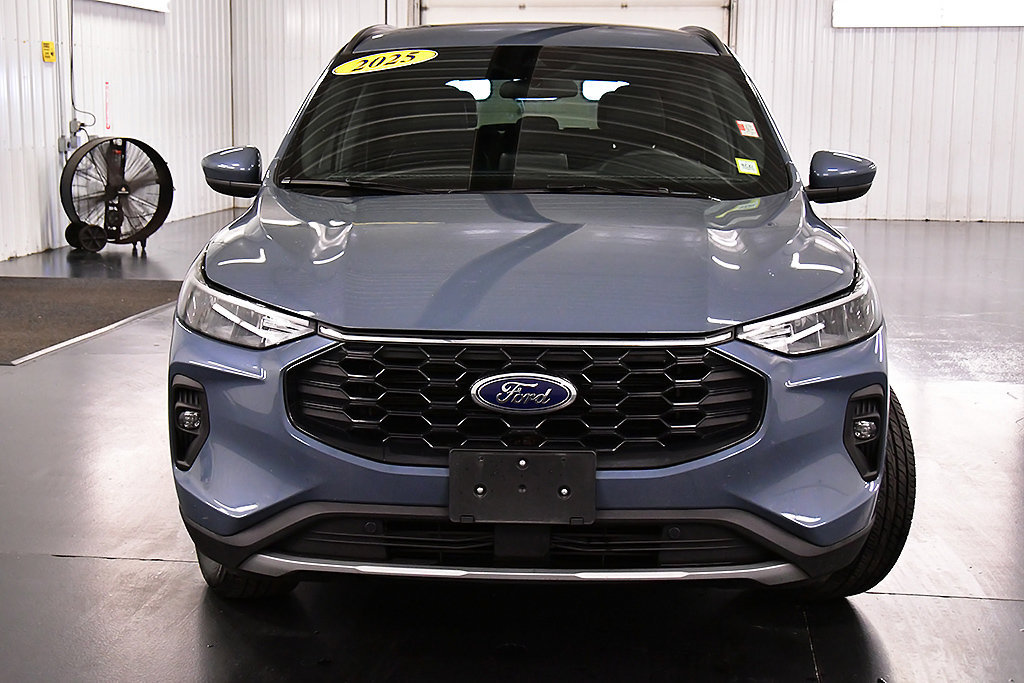 Used 2025 Ford Escape ST-Line Select AWD/4WD image 2
