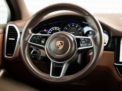 Used 2021 Porsche Cayenne image 9
