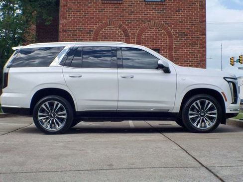 Used 2025 Cadillac Escalade Premium Luxury AWD/4WD image 4