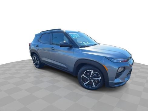 Used 2021 Chevrolet TrailBlazer RS w/ Sun and Liftgate Package FWD image 2