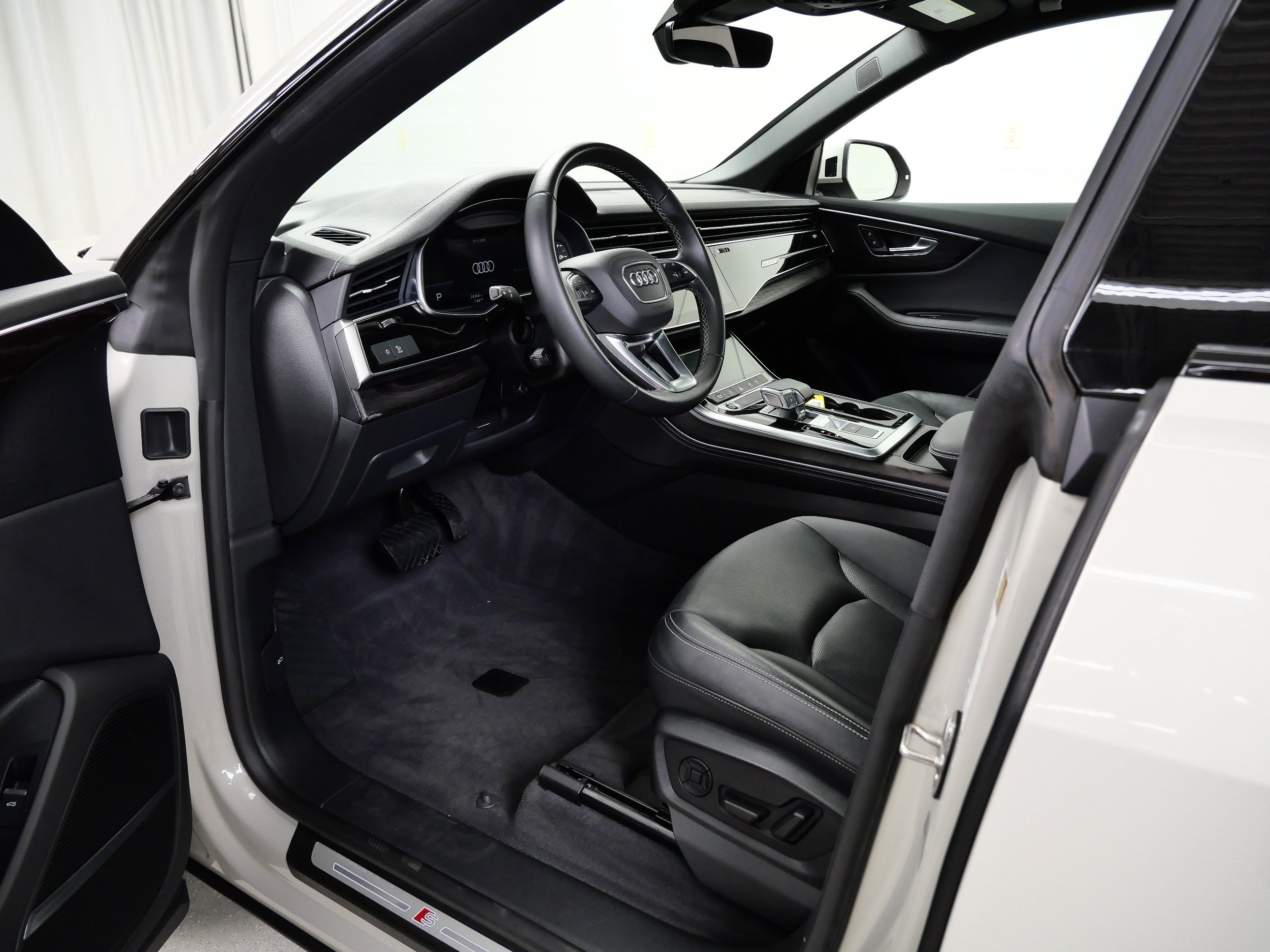Used 2023 Audi Q8 Premium Plus w/ Premium Plus Package AWD/4WD image 14