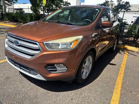 Used 2017 Ford Escape SE FWD image 3