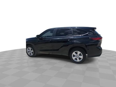 Used 2023 Toyota Highlander LE FWD image 6