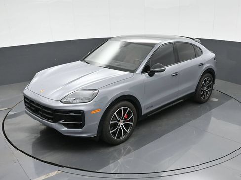 Certified 2025 Porsche Cayenne GTS AWD/4WD image 26