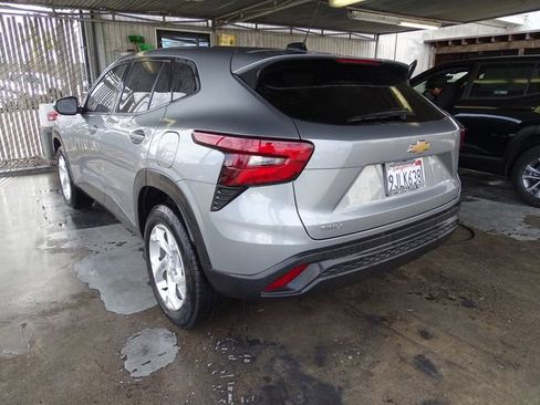 Used 2024 Chevrolet Trax LS w/ LS Convenience Package FWD image 2