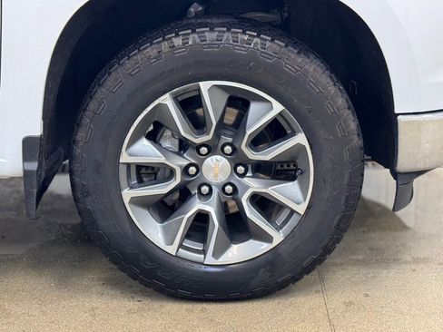 Used 2025 Chevrolet Silverado 1500 LT AWD/4WD image 4