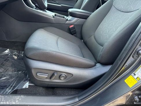 Used 2025 Toyota RAV4 XLE AWD/4WD image 8