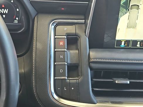 Used 2023 GMC Yukon XL AT4 w/ AT4 Premium Package AWD/4WD image 16