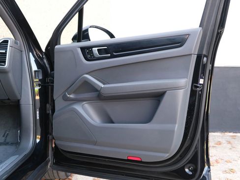Used 2019 Porsche Cayenne image 31