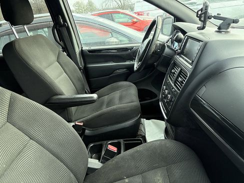 Used 2020 Dodge Grand Caravan SE image 5