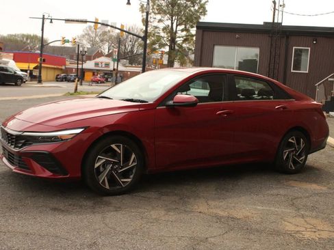 Used 2025 Hyundai Elantra Limited FWD image 4