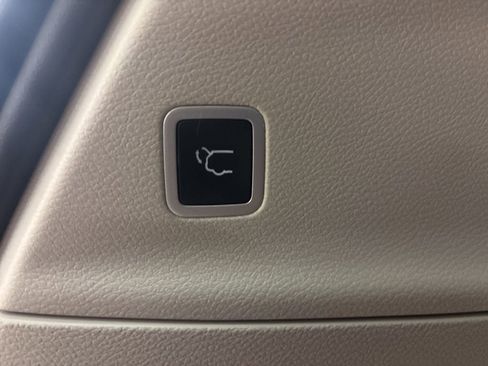 Used 2023 Chrysler Pacifica Touring-L image 32