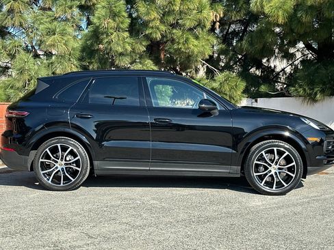 Used 2023 Porsche Cayenne AWD/4WD image 3